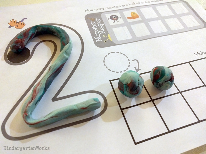 Teaching numbers 1-10 in kindergarten with playdough mats